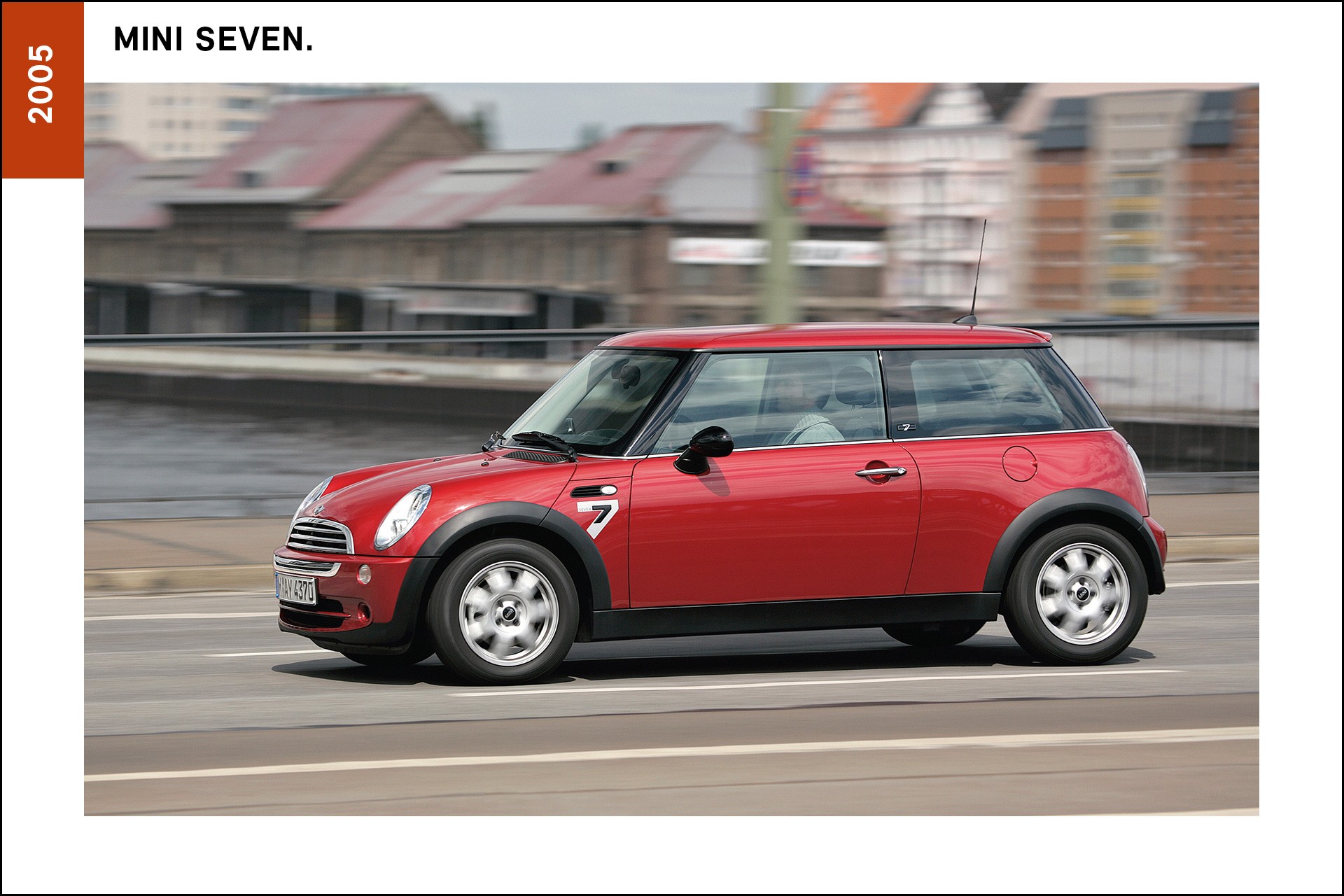 MINI Seven, de 2005 na cor Solar Red.